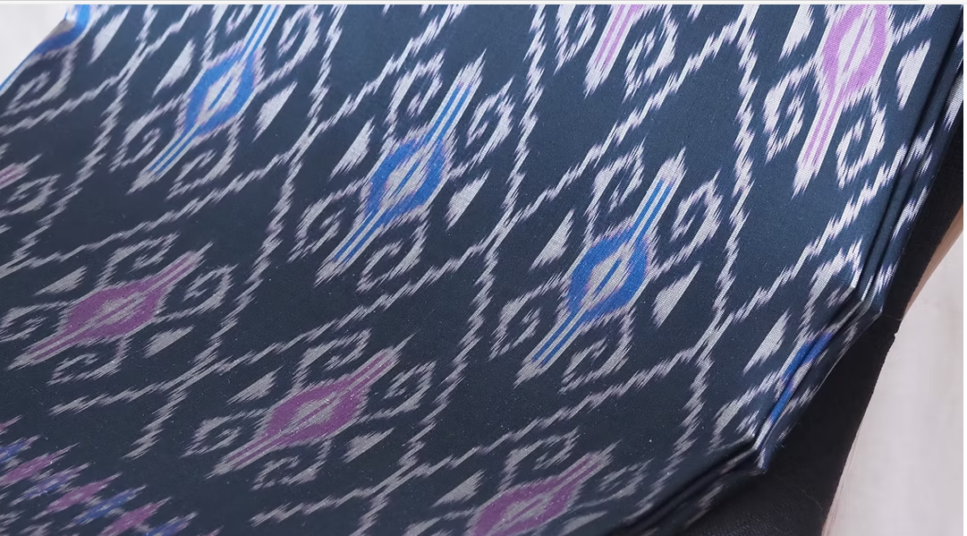 ซิ่น ผ้าไหมมัดหมี่ ไหมบ้าน ขนาด 1x2หลา พื้นสีดำ รหัส CISP-CT-102817