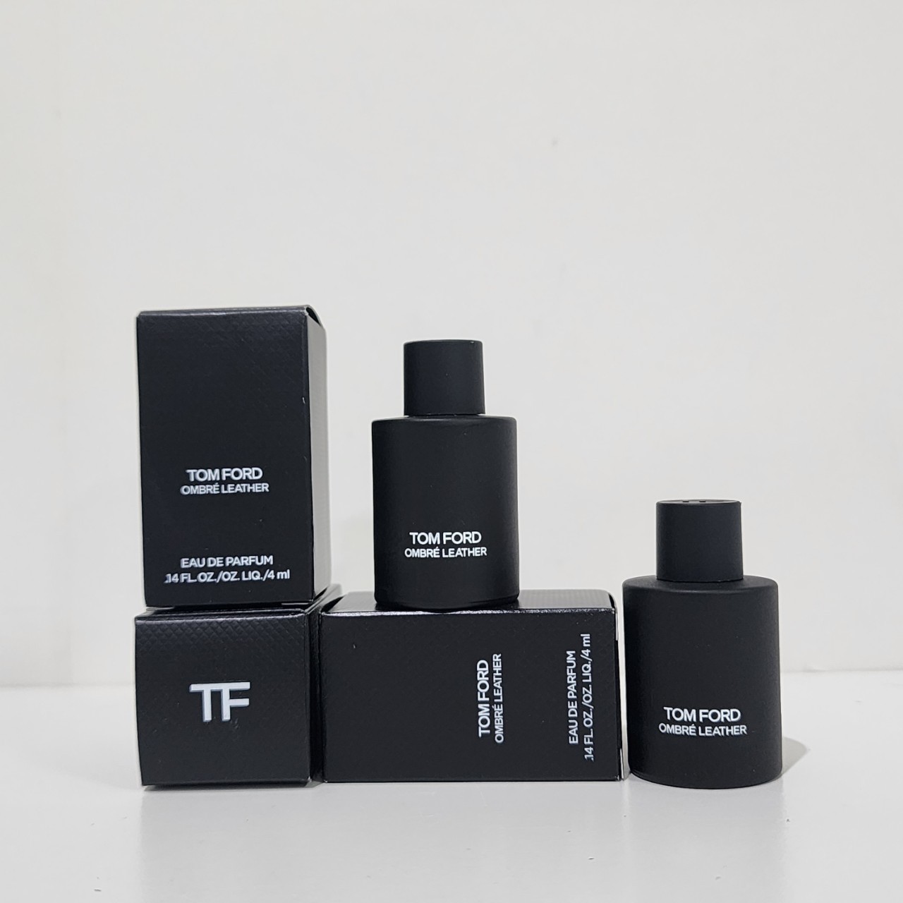 น้ำหอมจิ๋วมินิ Tom Ford Ombré leather Eau de Parfum 4mlแบบแต้มมีกล่อง ( Mini Perfume น้ำหอมขนาดพกพา) น้ำหอมจิ๋วมินิ ขวดน่ารัก ตั้งโชว์ก็สวย พกพาก็สะดวก หัวแต้มตามจุดชีพจร