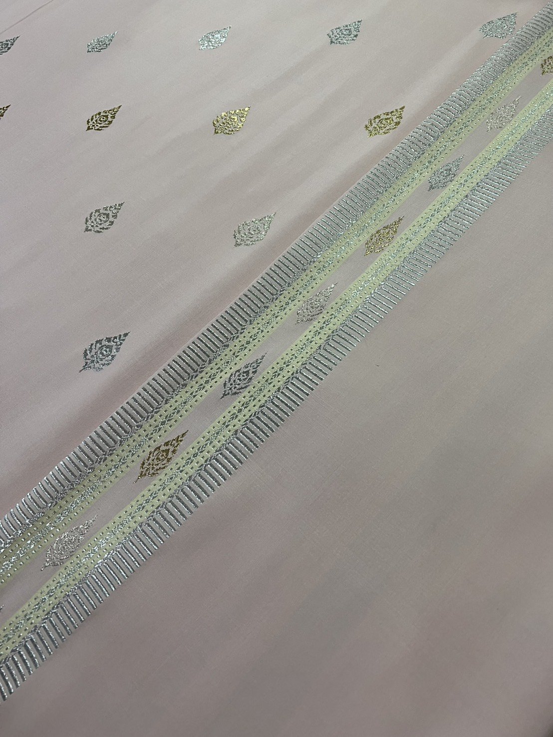 (ผ้าชุด)ผ้าไหมยกดอกลำพูน ดอกลอยดิ้นเงินสลับดิ้นทอง ขนาด 1.02x4.42เมตร ลายใบโพธิ์ พื้นสีชมพูหวาน รหัส N90-29-TR0556