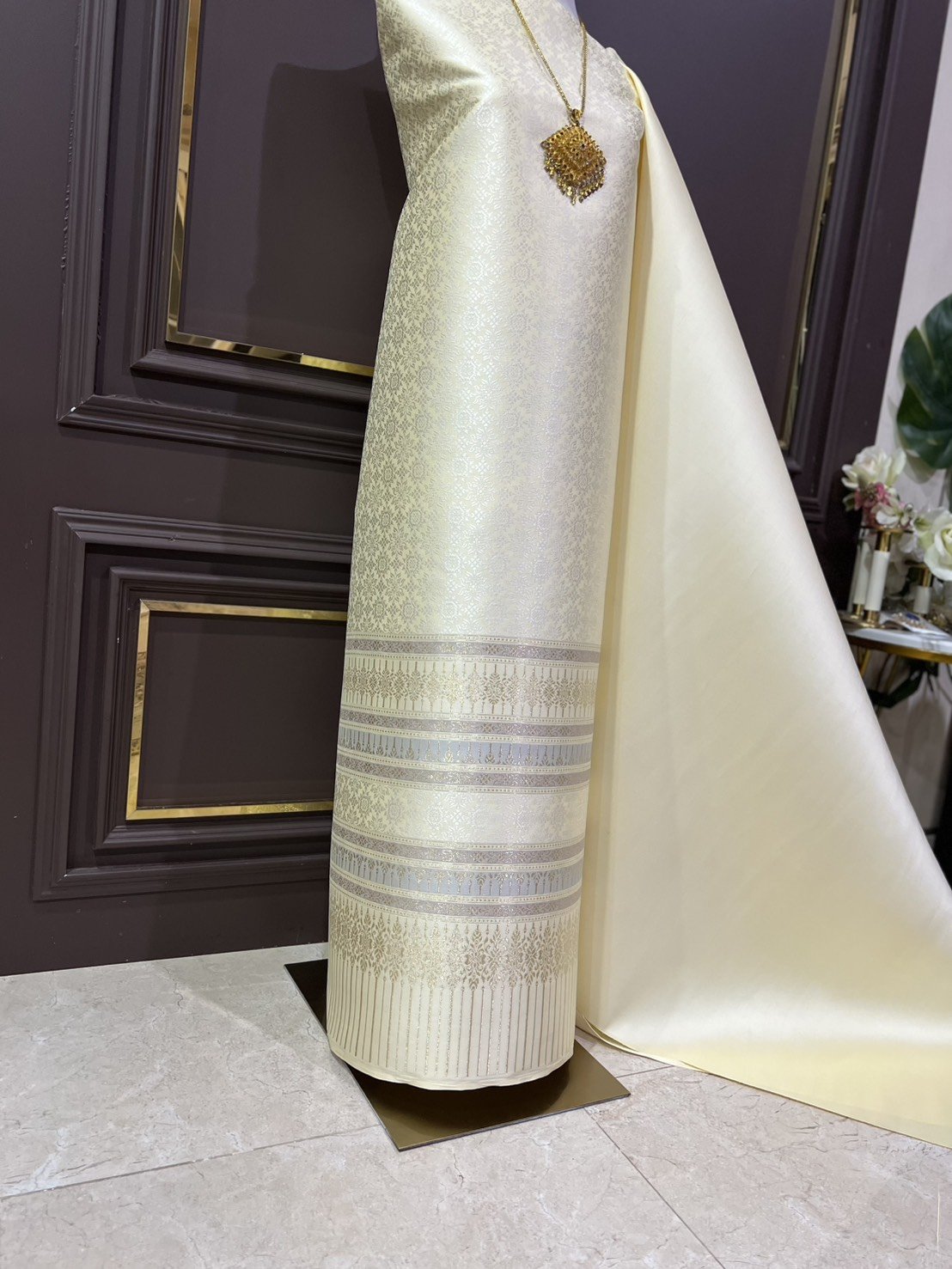 (ผ้าชุด)ผ้าไหมยกดอกลำพูน เกาะเชิงดิ้นทอง ขนาด 1.02x4.45เมตร ลายสุริยะฉาย พื้นสีเหลืองครีม รหัส N90-29-TR0553