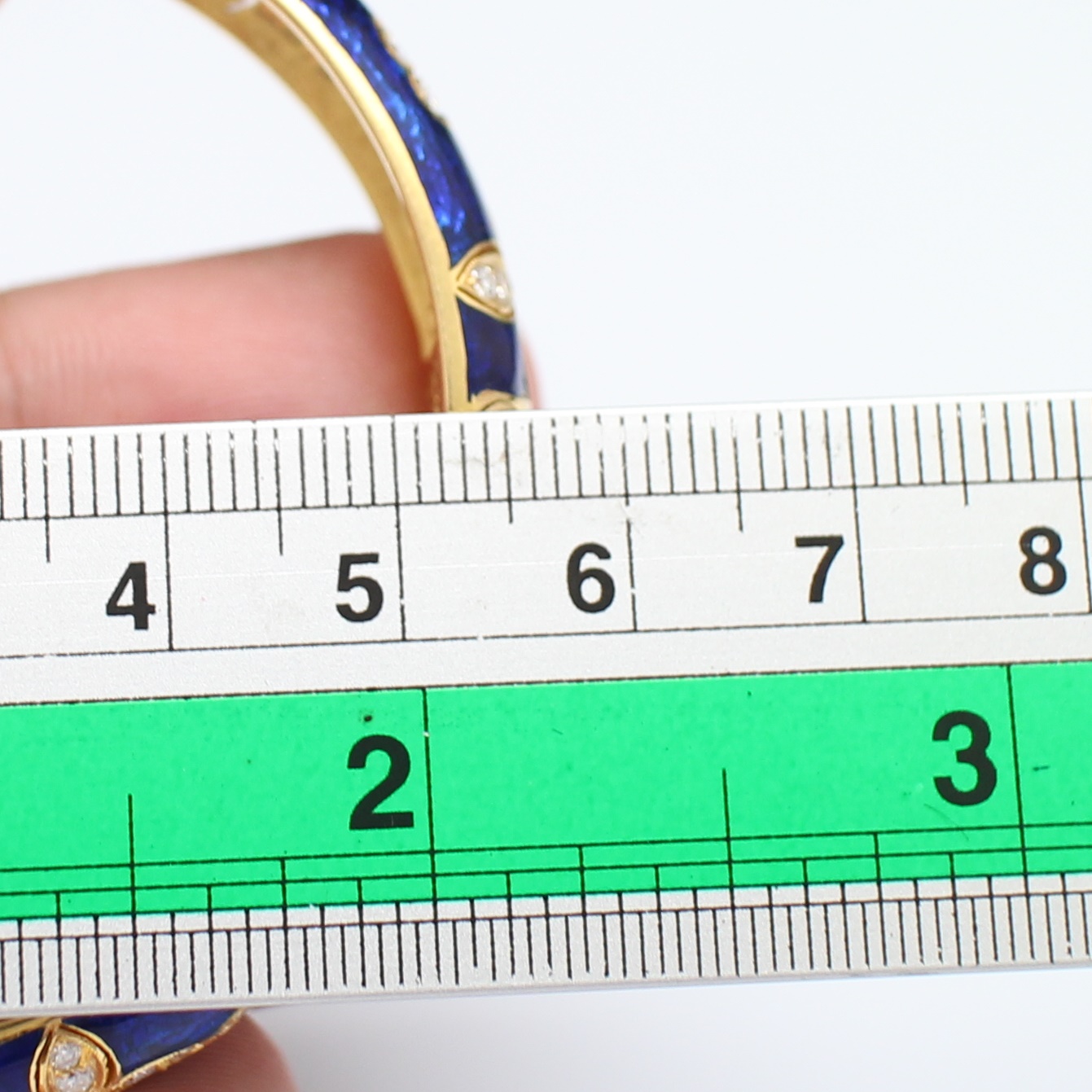 BL25129 กำไลทองลงยาสีน้ำเงิน ประดับเพชรเกสร 3.42 กะรัต ทองแท้ 18k นน.รวม 31.8 กรัม เส้นผ่านศูนย์กลาง 5.2 ซม.