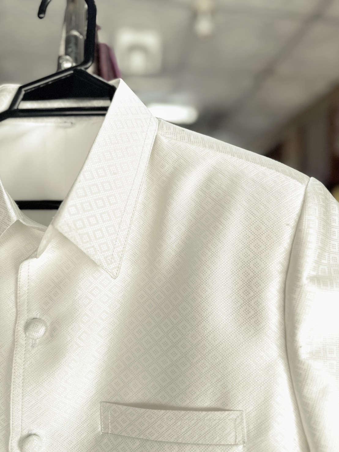 เสื้อซาฟารีคอปก แขนสั้น ยกดอกลายลูกแก้ว สีครีมขาว รหัส DT-ST-DT0910681