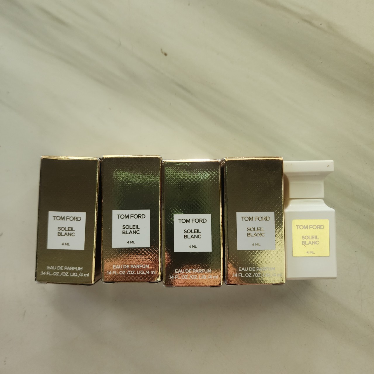 น้ำหอมจิ๋วมินิ Tom Ford Soleil Blanc EDP 4ml แบบแต้มมีกล่อง ( Mini Perfume น้ำหอมขนาดพกพา) น้ำหอมจิ๋วมินิ ขวดน่ารัก ตั้งโชว์ก็สวย พกพาก็สะดวก หัวแต้มตามจุดชีพจร