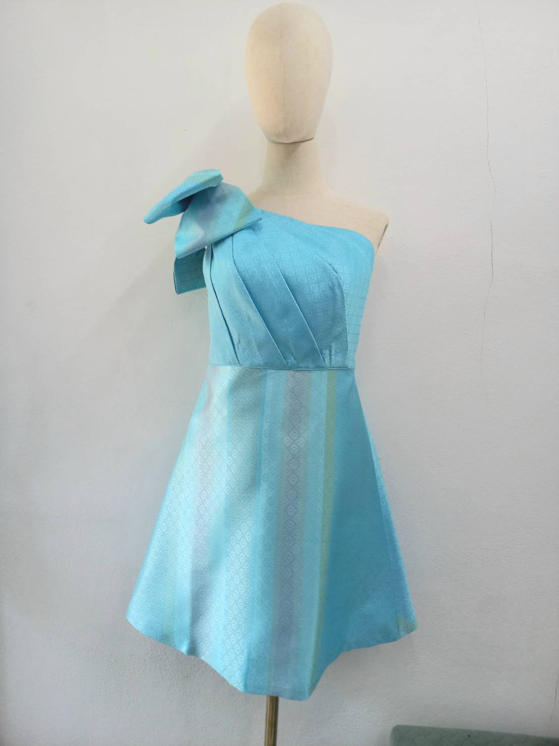 แบบตัดชุด เดรสผ้าไหม (ไม่รวมผ้า) chobmai x ARW รหัส CUT-ARW-11767