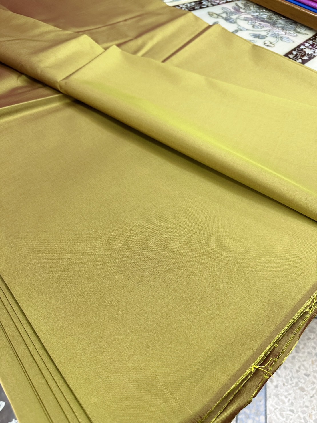 ผ้าไหมสีพื้น รุ่นเพชร เนื้อเรียบหนา ไหมแท้ สีเหลือง ขายตามความยาวหลา รหัส C-ST0417661d