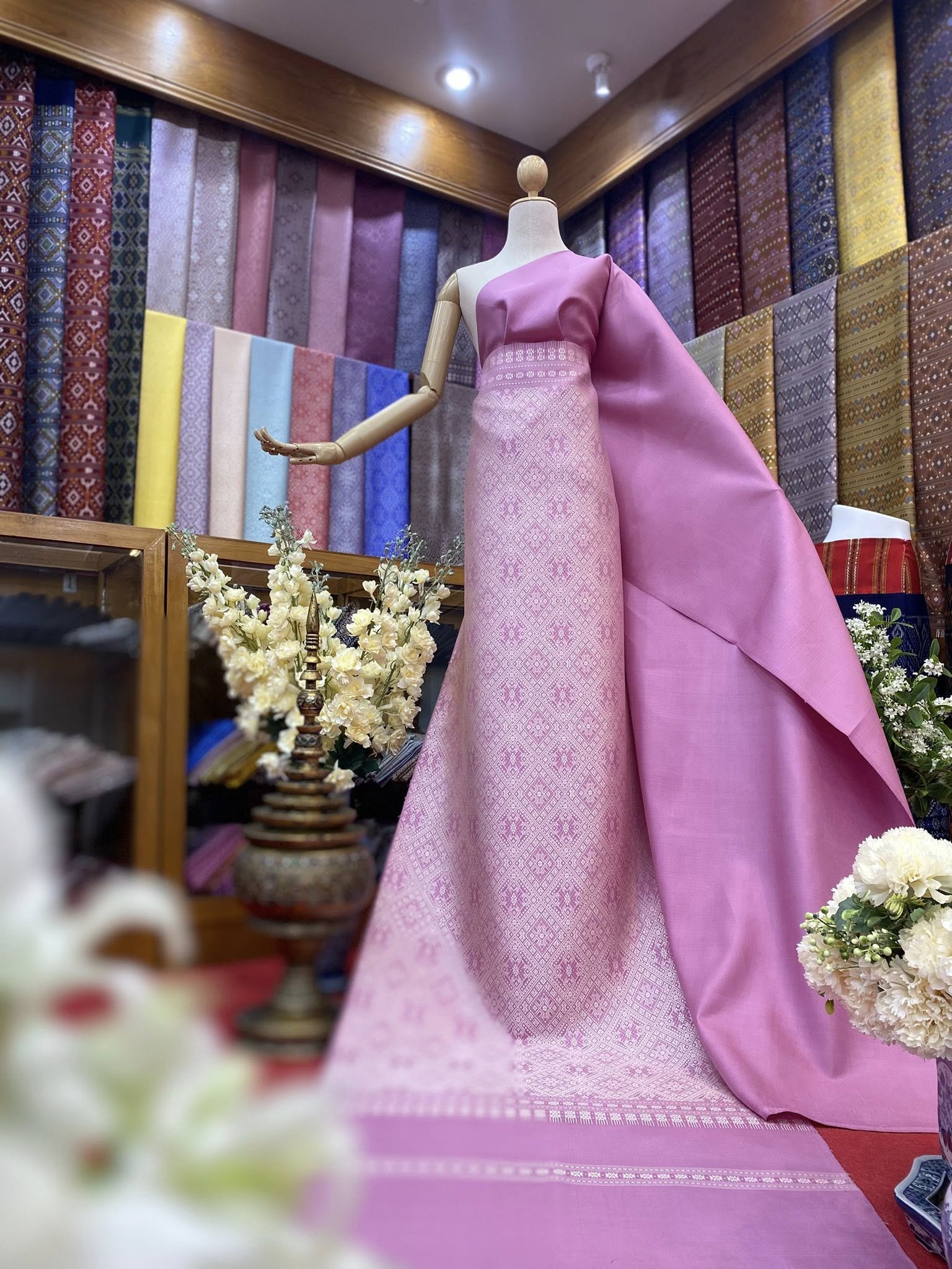 (ผ้าชุด)ไหมแพรวา ตัดชุดลายล่วง ขนาด 73x500ซม (ลาย 2.3เมตร+สีพื้น 2.7เมตร) พื้นสีชมพู รหัส P10-BM-0905681312