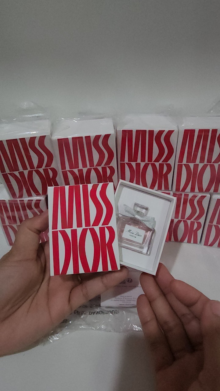 น้ำหอมจิ๋วมินิ Dior Miss Dior Parfum 5ml พร้อมกล่อง Limited สวยม๊ากๆๆ แบบแต้มมีกล่อง ( Mini Perfume น้ำหอมขนาดพกพา) น้ำหอมจิ๋วมินิ ขวดน่ารัก ตั้งโชว์ก็สวย พกพาก็สะดวก หัวแต้มตามจุดชีพจร