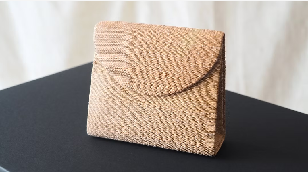 กระเป๋าใส่ของขนาดเล็ก ขนาด 3x9.5x8 cm.สีน้ำตาลอ่อน GL-CT-103402