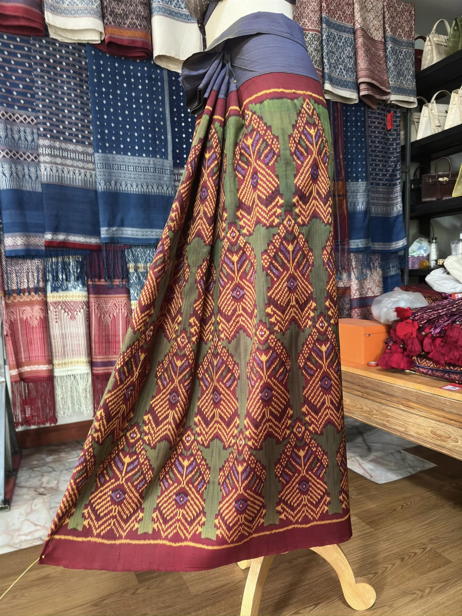 ซิ่น พระตะบอง ผ้าจามทอสามตะกอ ขนาด 115x160ซม สีแดง รหัส N9-SIL-AJ6