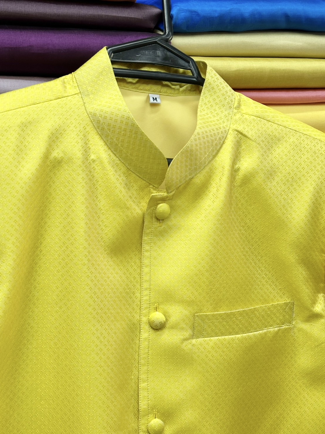 เสื้อสูทไหมคอพระราชทาน แขนยาว เนื้อยกดอก ไหมแท้ สีเหลือง Size M รหัส DM-ST-0728671131