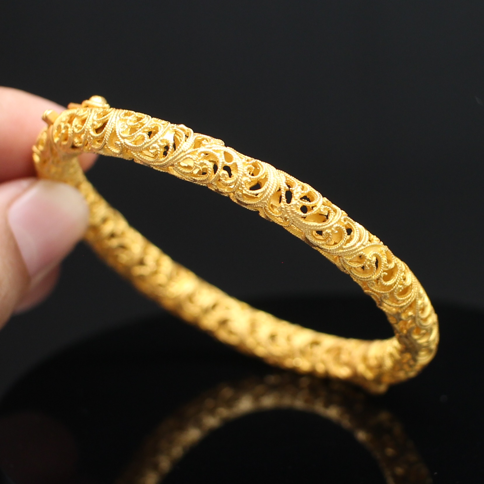 BL25130 กำไลทองฉลุลายรอบวง ทองแท้ 96.5% นน. 27.7 กรัม เส้นผ่านศูนย์กลาง 5.3 ซม.
