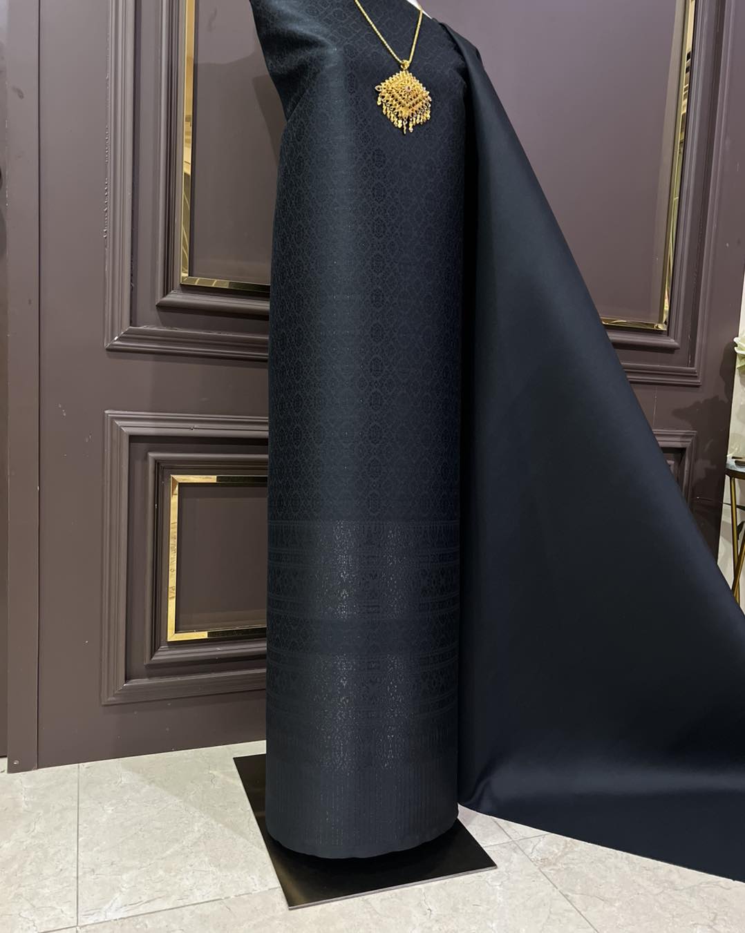 (ผ้าชุด)ผ้าไหมยกดอกลำพูน เกาะเชิงดิ้นดำ ขนาด 1.02x4.43เมตร ลายดอกบุหวาสาลี พื้นสีดำ รหัส N90-29-TR0549