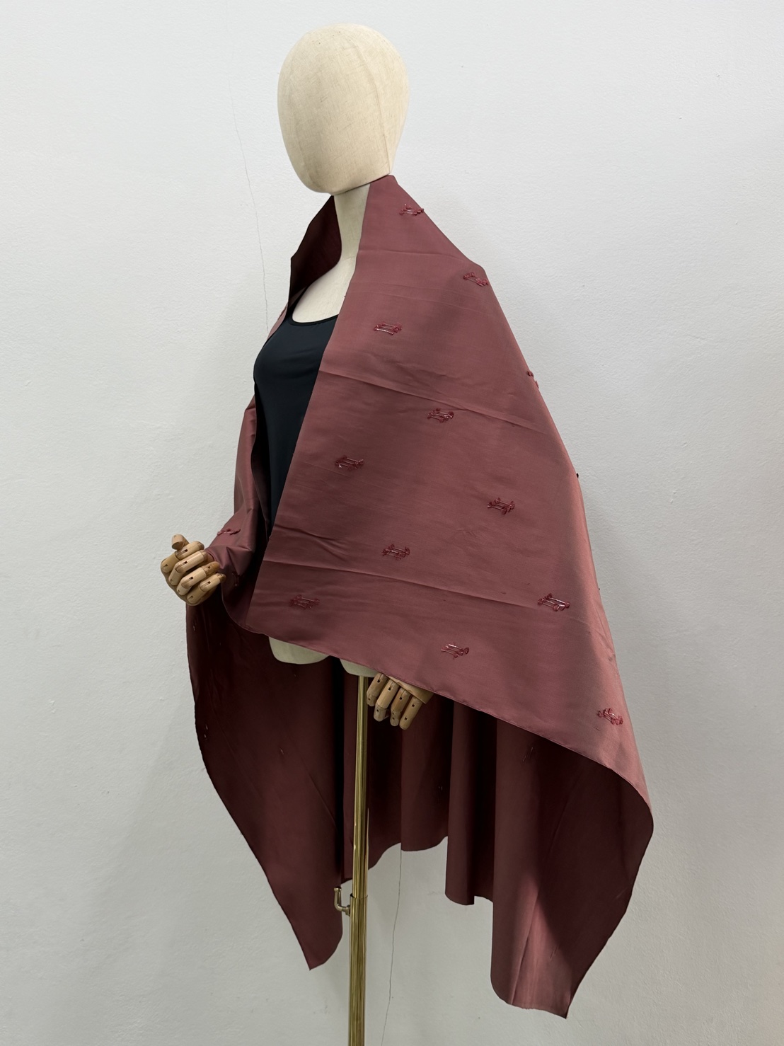 ผ้าพันคอ ลายแฟนซี ไหมแท้ แต่งลายโบว์ สีแดงอมชมพู ขนาด1เมตรx1.45เมตร รหัส MC-CT-ME-0825681