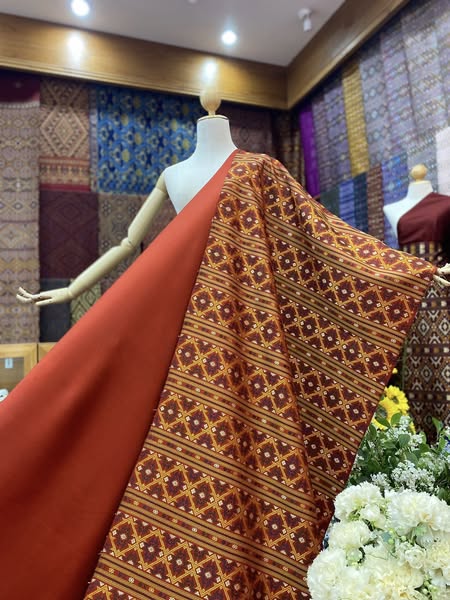 (ผ้าชุด)ไหมแพรวา ตัดชุดลายจกเกาะหน้าพิเศษ ขนาด 73x500ซม (ลาย 2.3เมตร+สีพื้น 2.7เมตร) พื้นสีแดง รหัส P10-BM-1003681