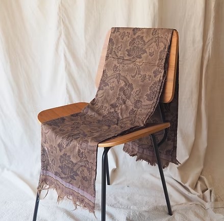 ผ้าไหมสปันซิลเกรด A+ ทอด้วยเครื่องอย่างประณีต Jacquard (แจ็คการ์ด) หน้ากว้าง 148 ซม. สีน้ำตาล ตัดขายเป็นหลา รหัส CISP-CT-103140