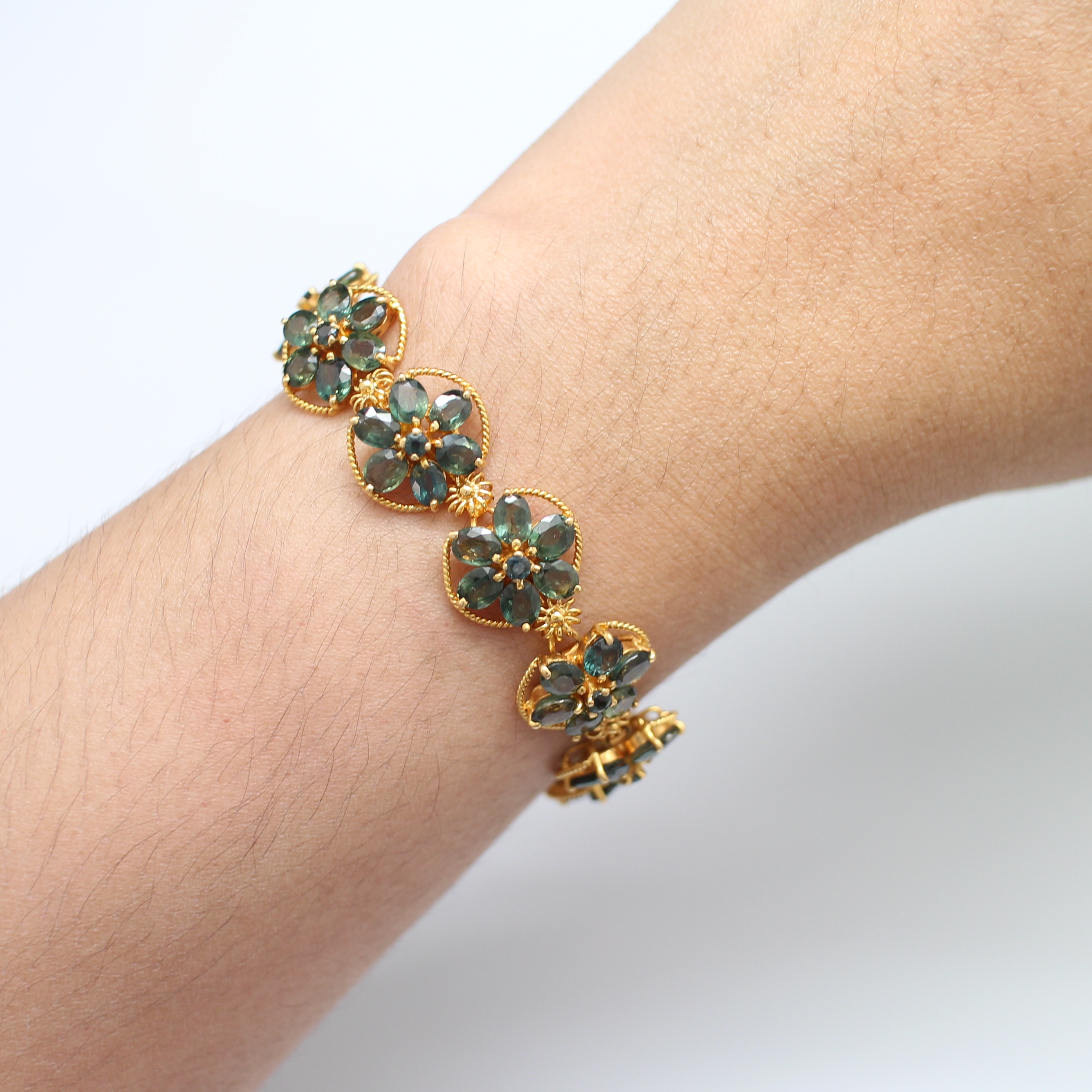 BL25044 สร้อยข้อมือเขียวส่องดอกไม้รอบเส้น มีใบเซอร์ ทองแท้ 90% นน.รวม 22.1 กรัม ยาว 16.5 ซม. พลอยสวย งานดีมาก