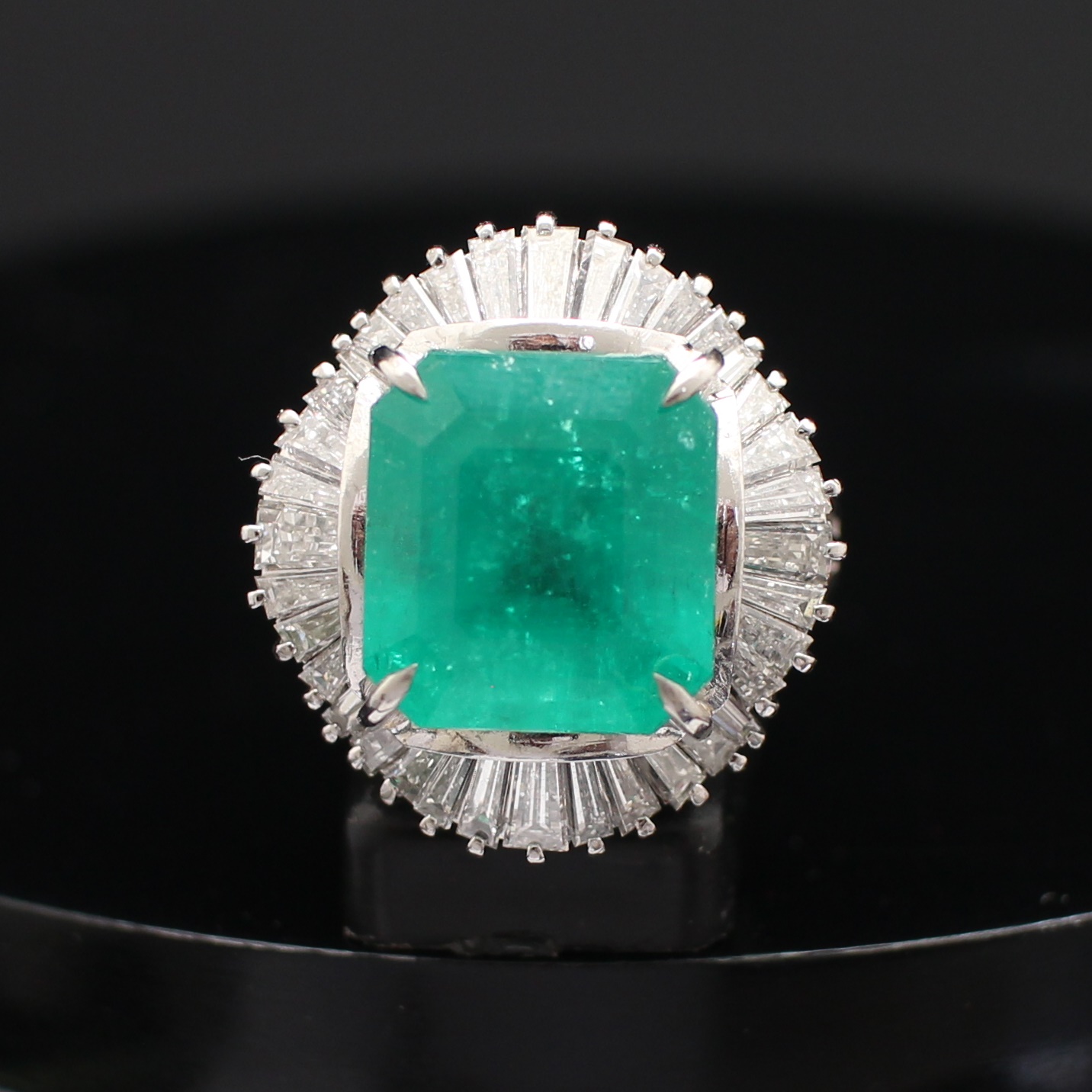 RG250226 แหวนมรกตโคลัมเบียล้อมเพชร มีใบเซอร์ มรกต 11.08 กะรัต เพชรแท้ 2.50 กะรัต เรือน PT900 นน.รวม 15.8 กรัม ขนาดแหวน 54