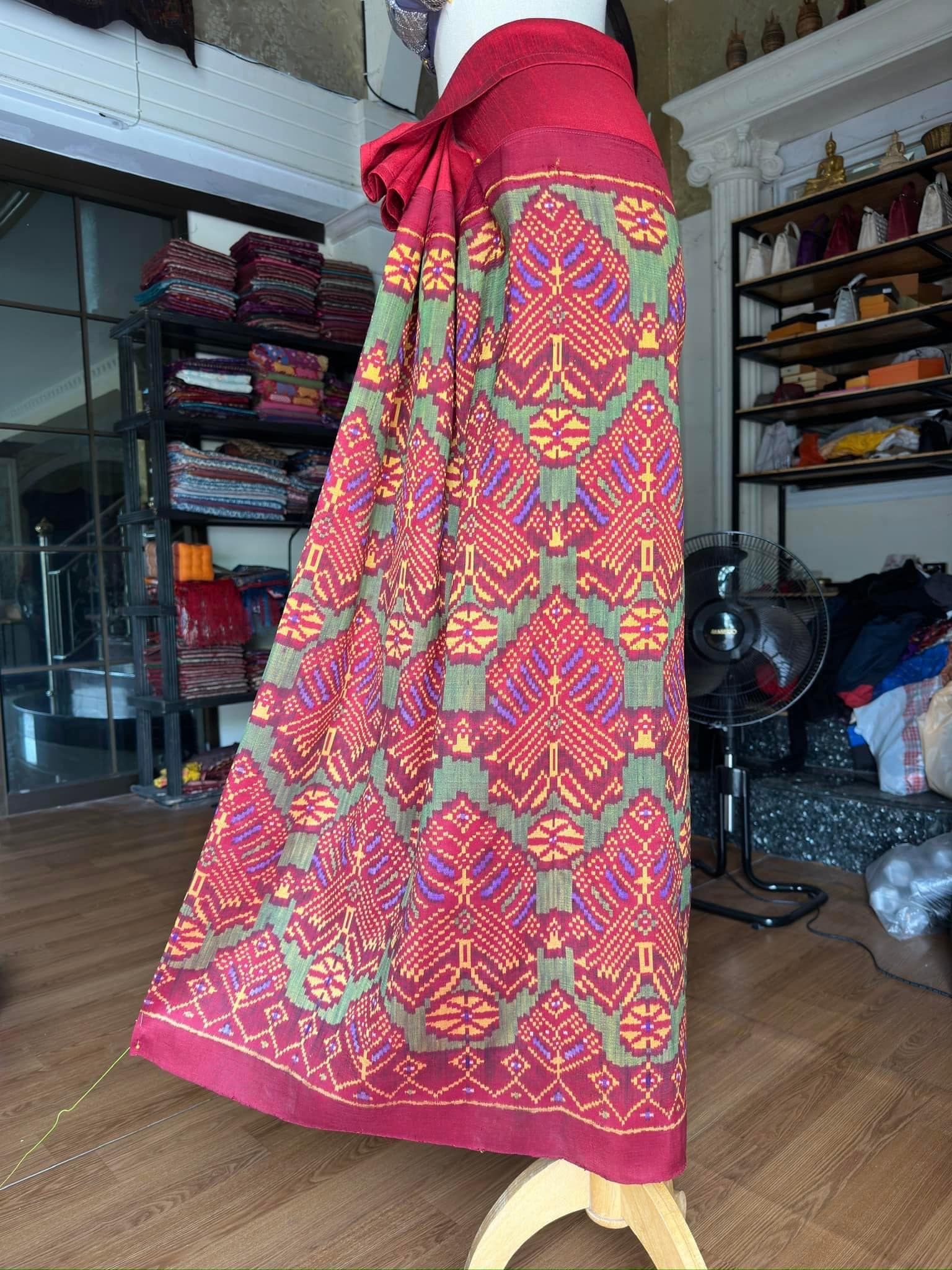 ซิ่น ไหมมัดหมี่รุ่นพิเศษ งานทอ 3ตะกอ ขนาด 116x150ซม สีม่วง รหัส N9-SIL-JA8