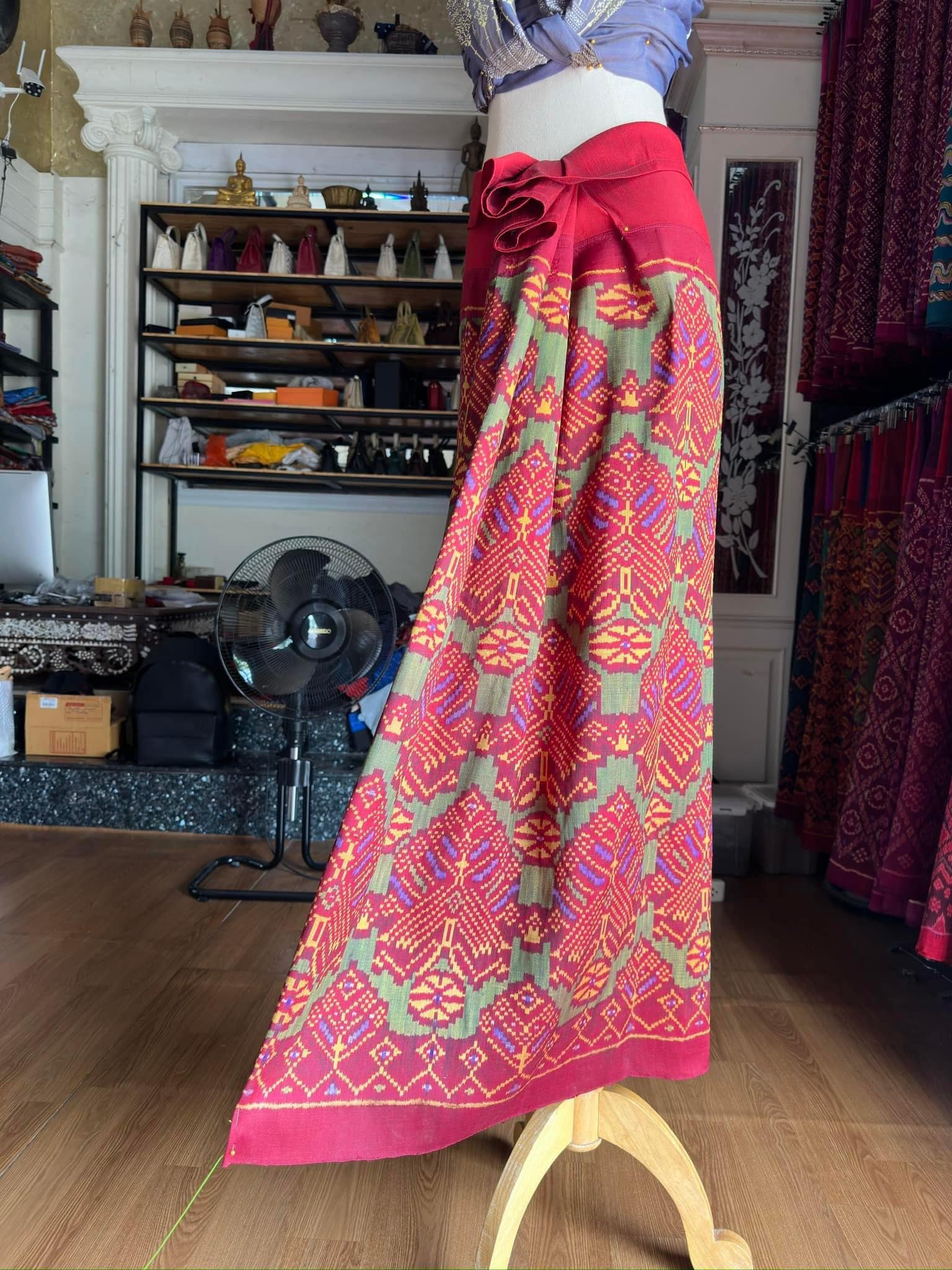 ซิ่น ไหมมัดหมี่รุ่นพิเศษ งานทอ 3ตะกอ ขนาด 116x150ซม สีม่วง รหัส N9-SIL-JA8