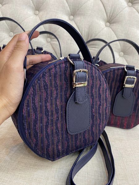 กระเป๋าถือ มัดหมี่ไหมแท้ พื้นสีน้ำเงิน รหัส GLA-BM-0621671407