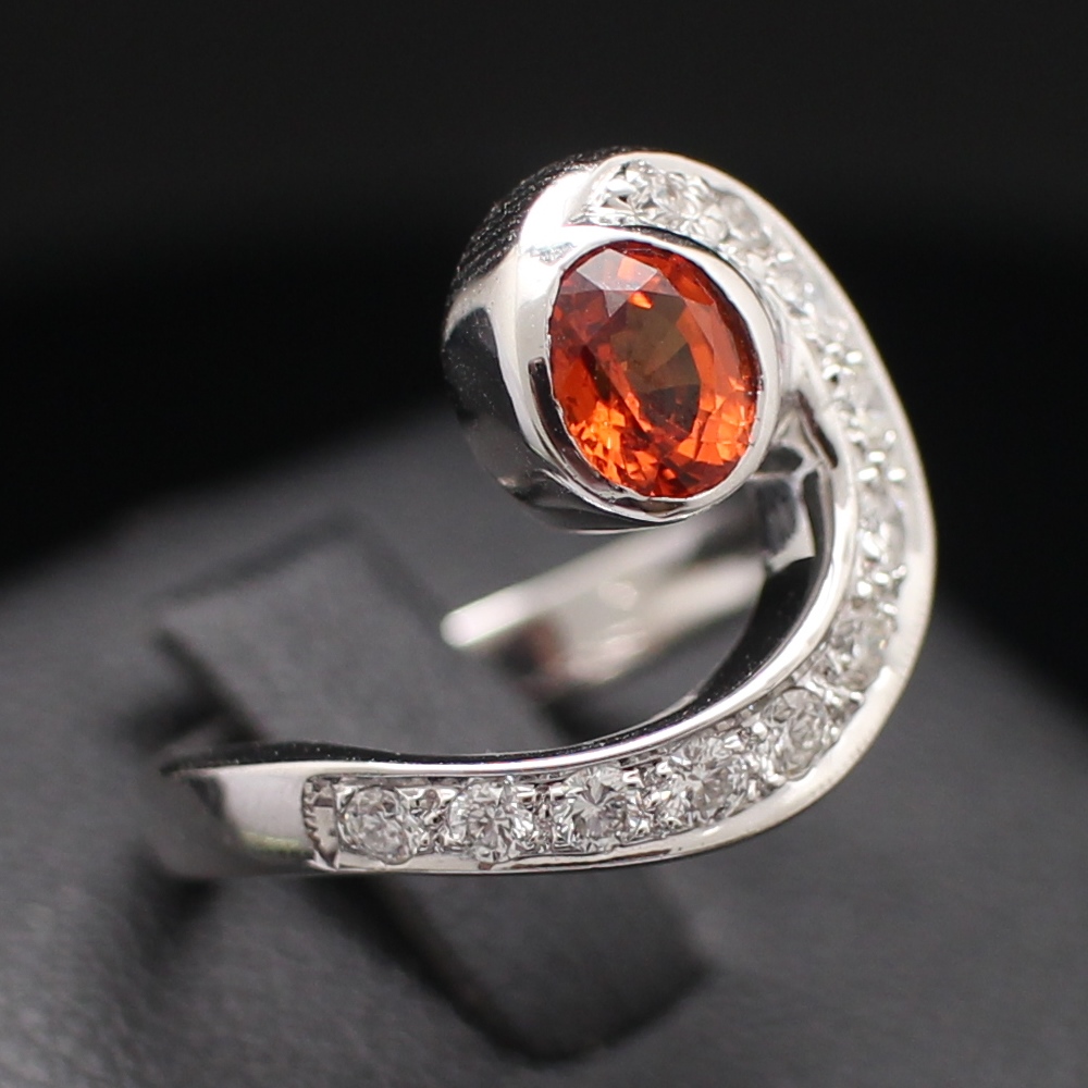 RG250122 แหวนบุษราคัมเผาประดับเพชรแท้ 11 เม็ด 0.32 กะรัต ทองแท้ 18k นน.รวม 5.2 กรัม มีใบเซอร์