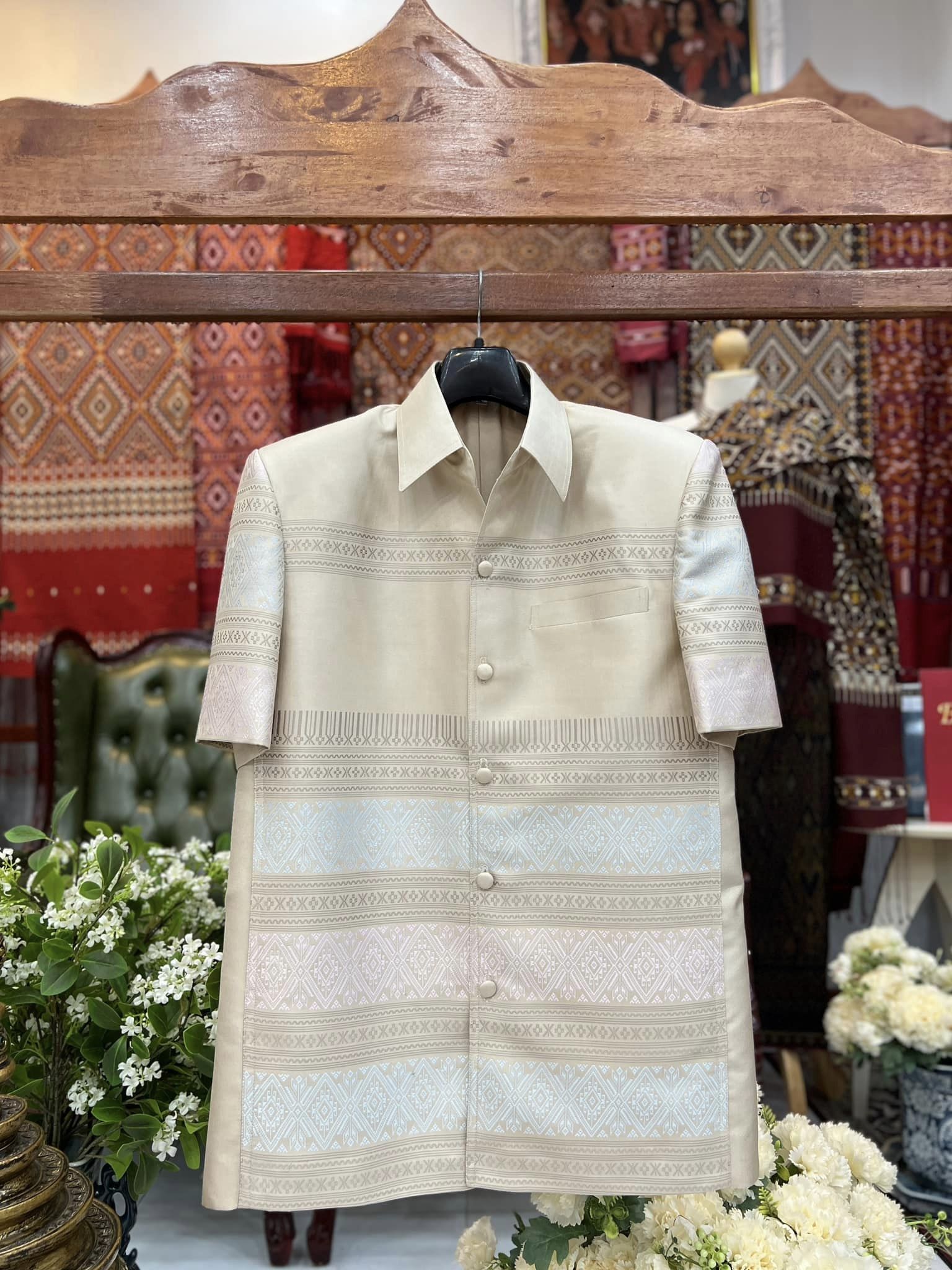 เสื้อสูทไหมแพรวา แขนสั้น พื้นสีครีม เลือกตามไซส์ รหัส DR-BM-030667122612