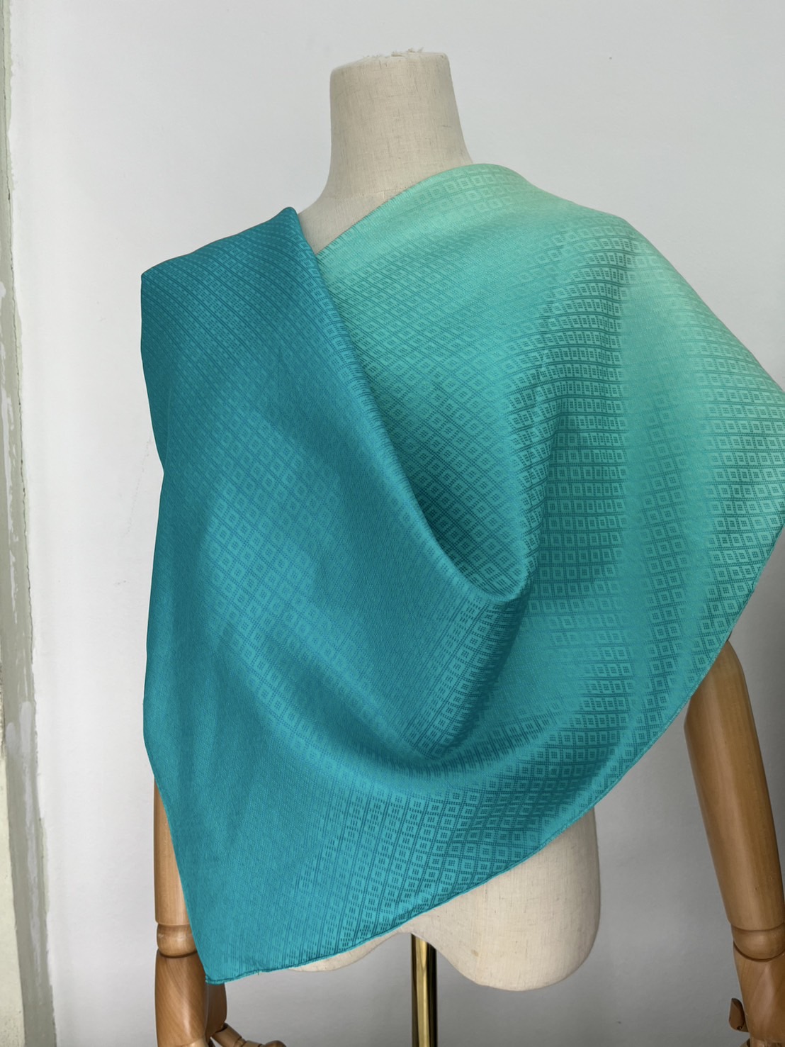 ผ้าพันคอไหมสไลด์สี ทรงสี่เหลี่ยมจัตุรัส ขนาด 100x100ซม.(พร้อมกล่อง) รหัส ZTG-TT-0704681