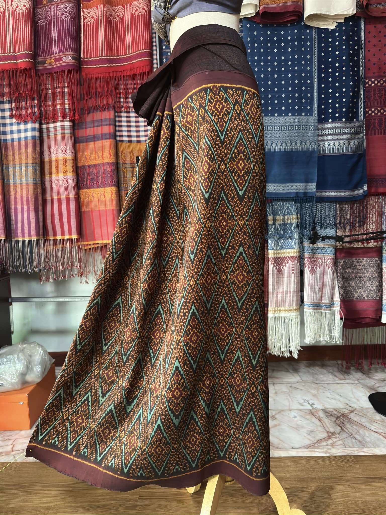 ซิ่น พระตะบอง ผ้าจามทอสามตะกอ ขนาด 118x160ซม พื้นสีน้ำตาล รหัส N9-SIL-AJ17