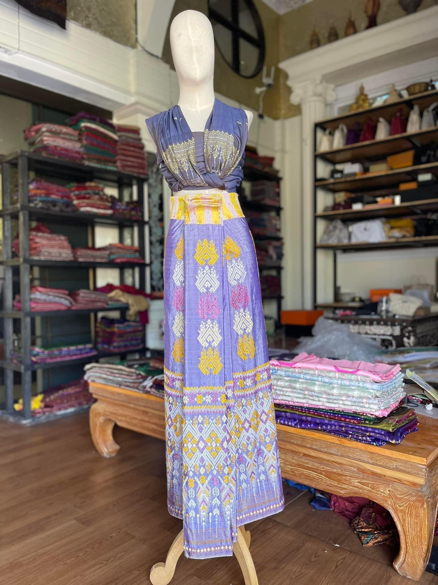 ซิ่น ผ้าซิ่นอัญญานาง ไหมบ้านย้อมสีธรรมชาติ ขนาด 115x200ซม. ลายหลักนาคสี่ตระกูล พื้นสีม่วง รหัส N9-SIL0517661