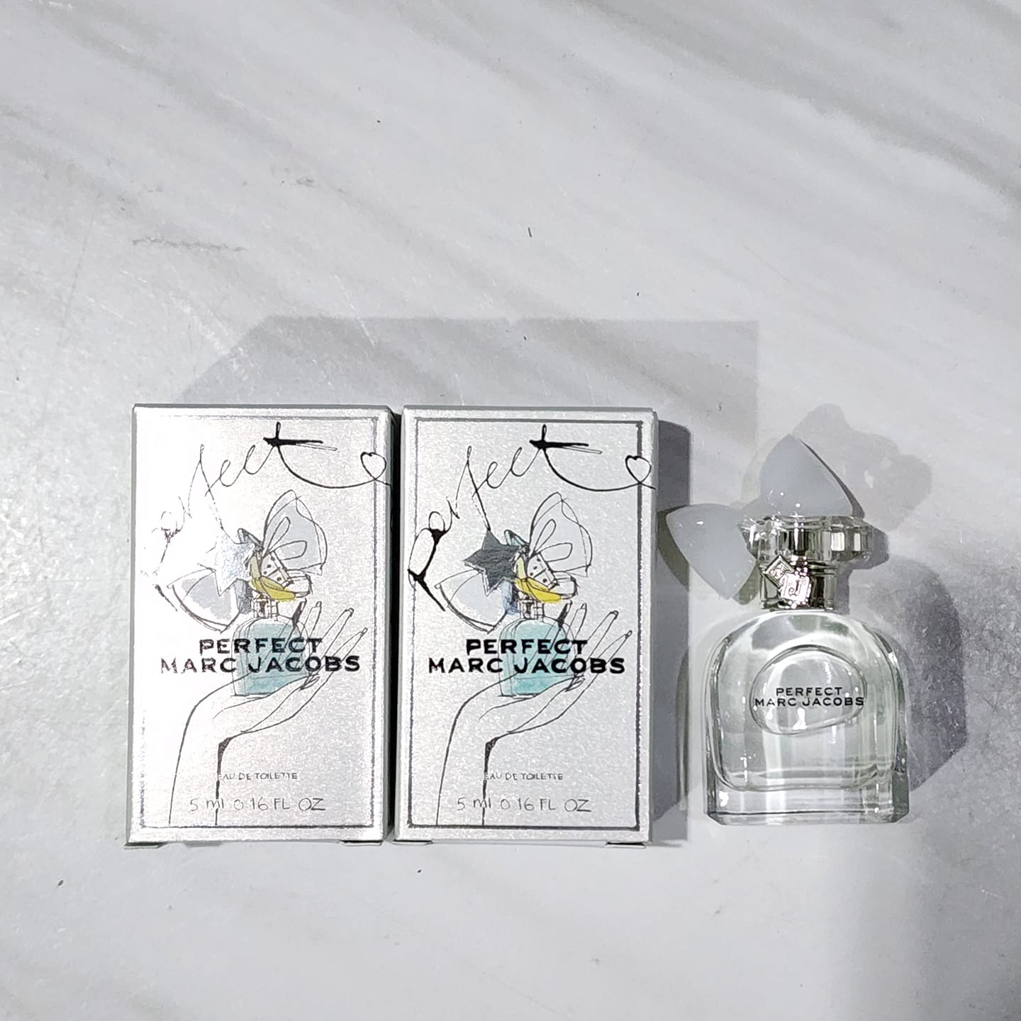 น้ำหอมจิ๋วมินิ Marc Jacobs Perfect Eau de Toilette 5ml แบบแต้มมีกล่อง ( Mini Perfume น้ำหอมขนาดพกพา) น้ำหอมจิ๋วมินิ ขวดน่ารัก ตั้งโชว์ก็สวย พกพาก็สะดวก หัวแต้มตามจุดชีพจร