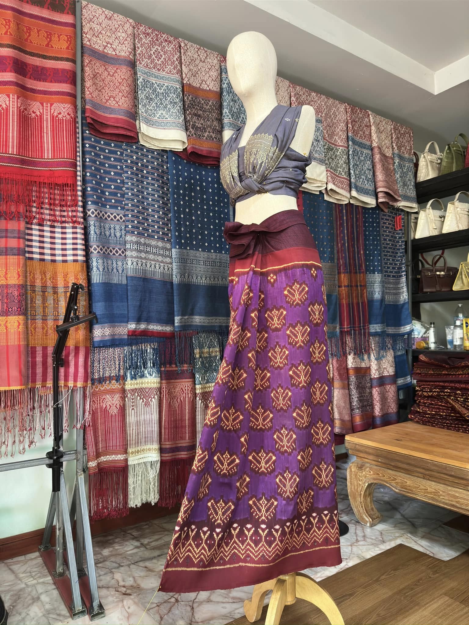 ซิ่น พระตะบอง ผ้าจามทอสามตะกอ ขนาด 115x155ซม พื้นสีม่วง รหัส N9-SIL-AJ23