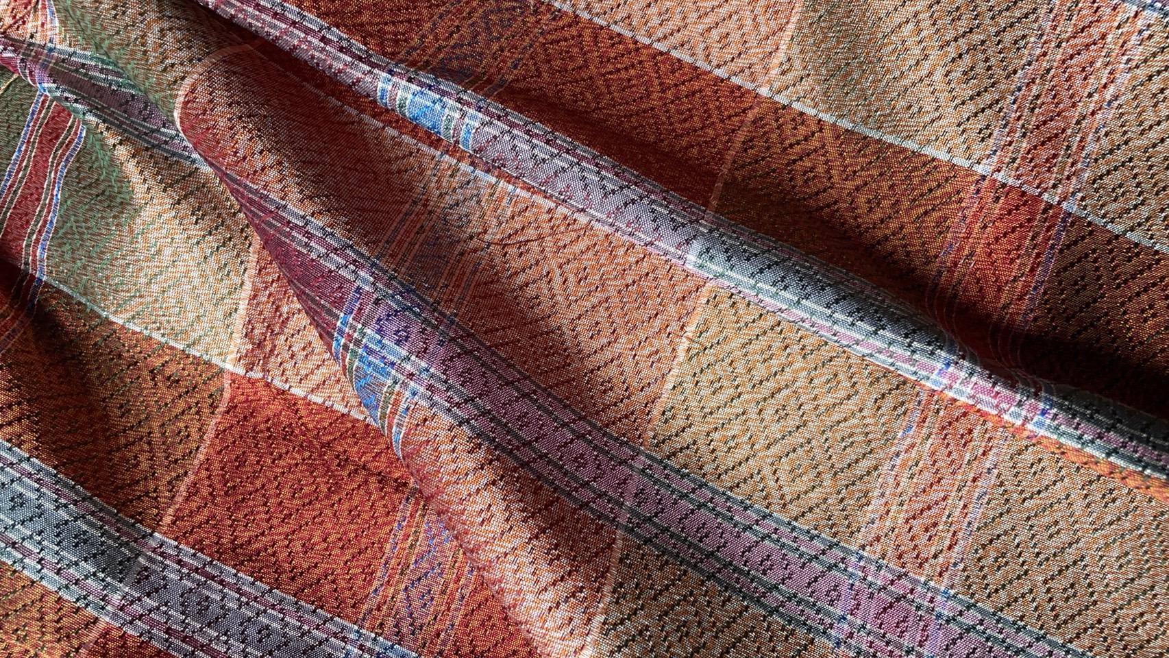 ผ้าไหมโสร่ง ไหมแท้ ยกดอกลูกแก้ว สีน้ำตาลสลับคละสี ขายตามความยาวเมตร รหัส R1B-76-P4283