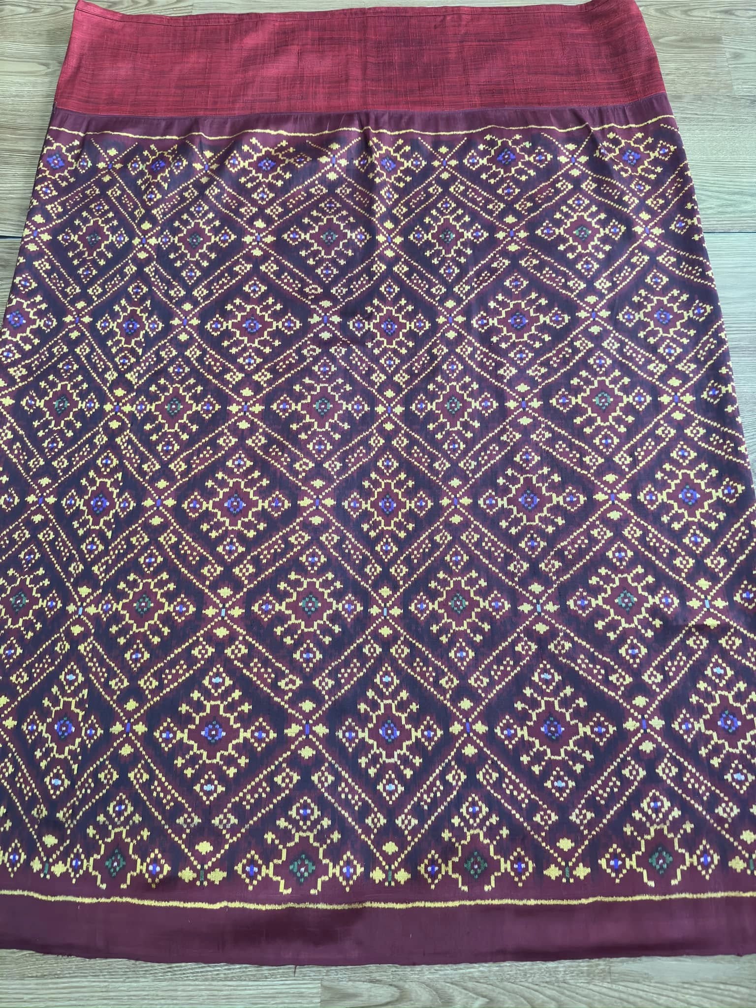 ซิ่น พระตะบอง ผ้าจามทอสามตะกอ ขนาด 115x170ซม พื้นสีแดง รหัส N9-SIL-AJ15