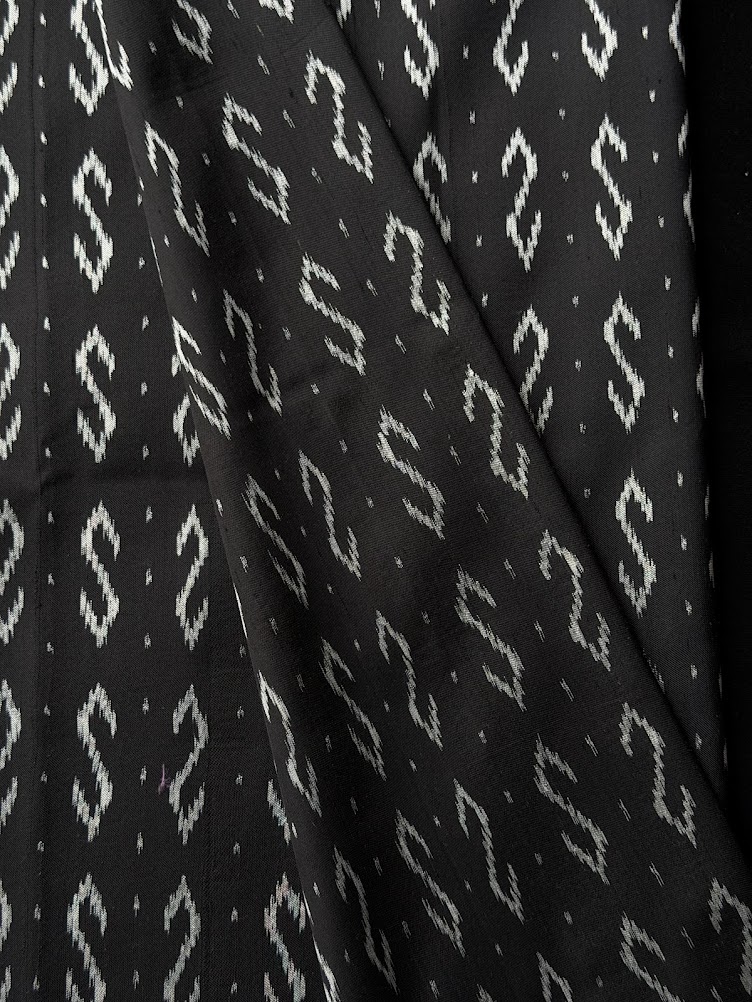 ซิ่น ผ้าไหมมัดหมี่ 3ตะกอ ขนาด 1x2 เมตร ลายขอพระราชทาน สีดำ รหัส PCS-NY-11226820