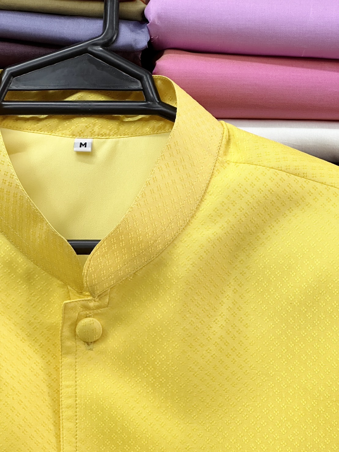 เสื้อสูทไหมคอพระราชทาน แขนยาว เนื้อยกดอก ไหมแท้ สีเหลือง Size M รหัส DM-ST-0728671131