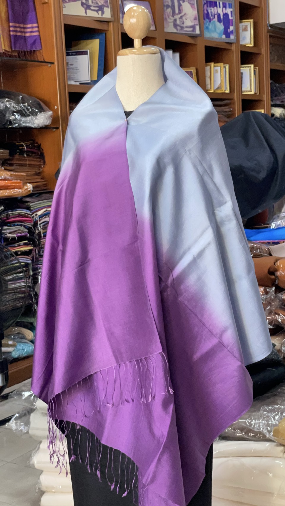 ผ้าคลุมไหล่ผ้าไหม สไลด์สี เนื้อเรียบ ขนาด 60x200ซม. สีเทา-สีม่วง รหัส ZYE-AA-1114681