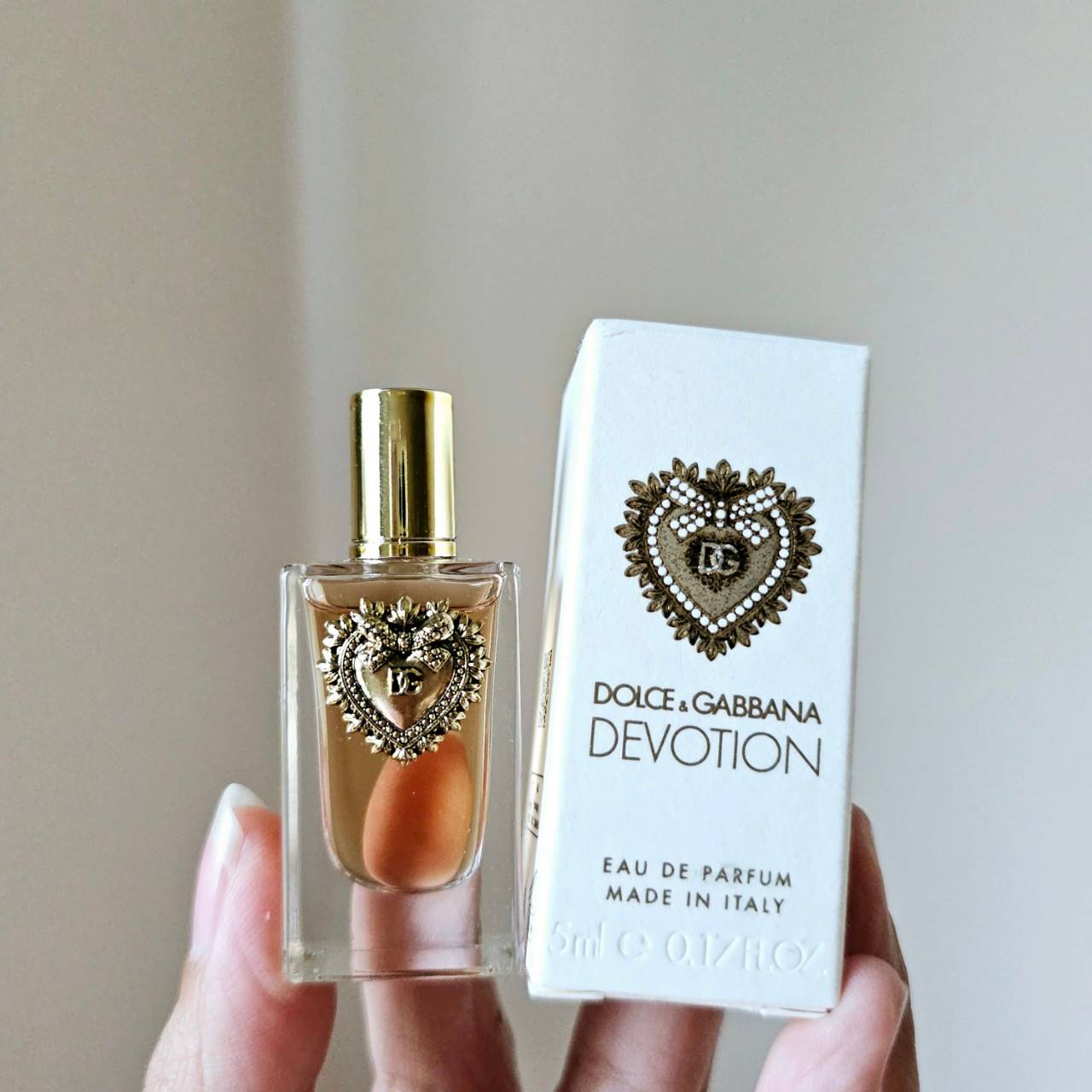 น้ำหอมจิ๋วมินิ Dolce & Gabbana Devotion EDP 5ml แบบแต้มมีกล่อง ( Mini Perfume น้ำหอมขนาดพกพา) น้ำหอมจิ๋วมินิ ขวดน่ารัก ตั้งโชว์ก็สวย พกพาก็สะดวก หัวแต้มตามจุดชีพจร