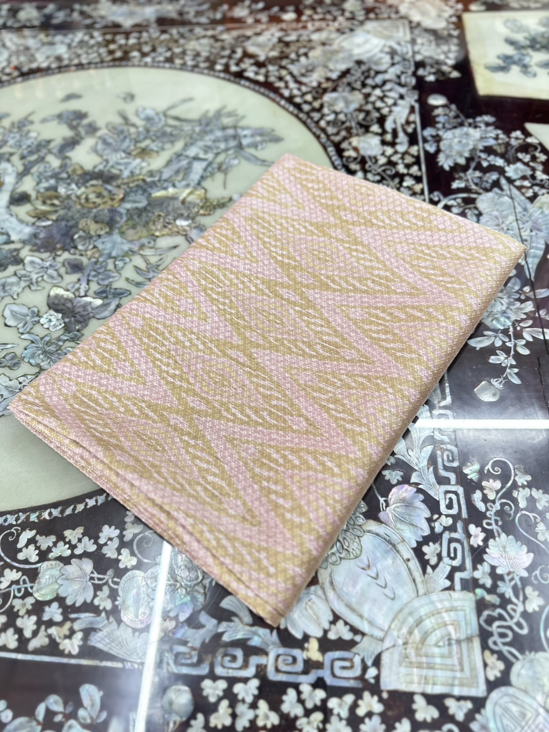 ซิ่น ผ้าไหมมัดหมี่ทอยกดอก 6ตะกอ ยกดอกลูกแก้ว สีธรรมชาติ ขนาด1x2เมตร ลายแหวนเพชร พื้นสีเขียวทอง ชมพูนู๊ด รหัส L1-ST-0617681654