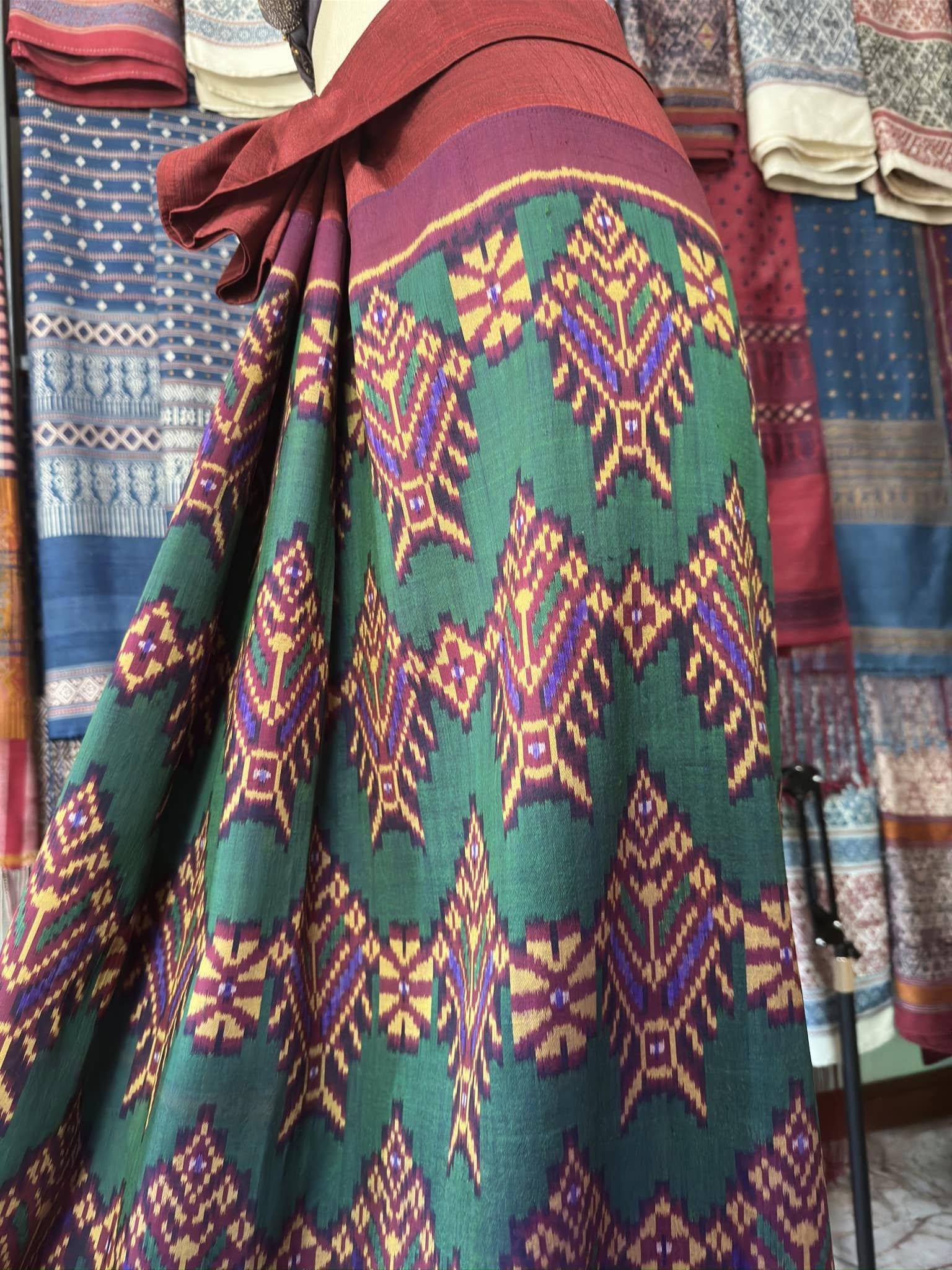 ซิ่น พระตะบอง ผ้าจามทอสามตะกอ ขนาด 116x160ซม สีแดง รหัส N9-SIL-AJ22