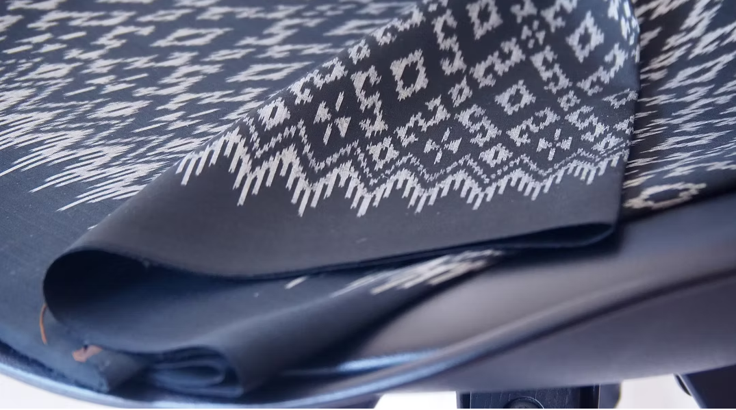 ซิ่น ผ้าไหมมัดหมี่ ไหมบ้าน ขนาด 1x2หลา พื้นสีดำเงิน รหัส CISP-CT-102413