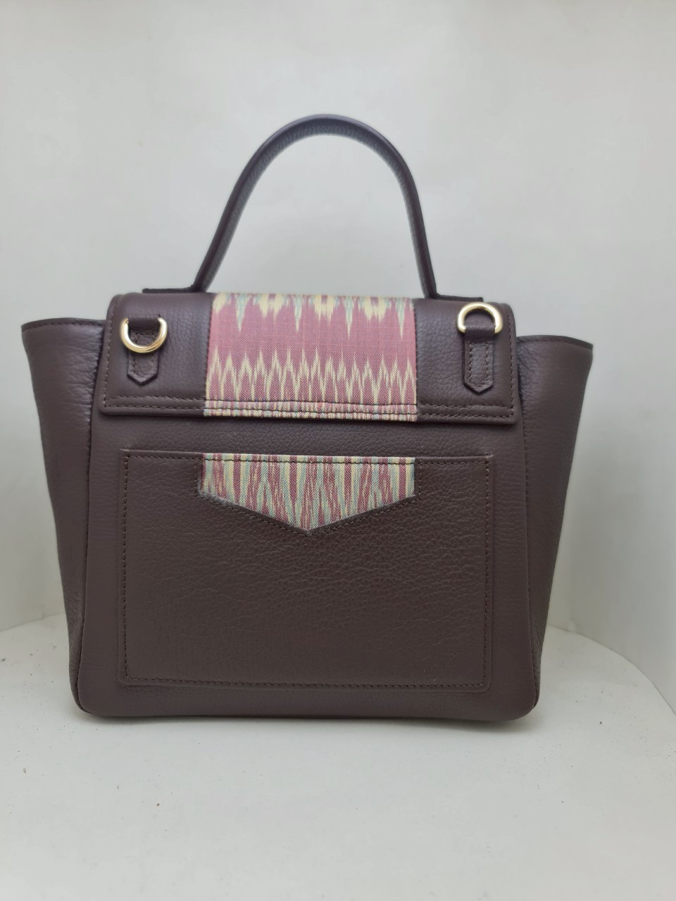 กระเป๋าหนังวัวแท้ แต่งลายผ้าไหมแท้ พร้อมสายสะพาย สีน้ำตาล รหัส GLA-119-0422682