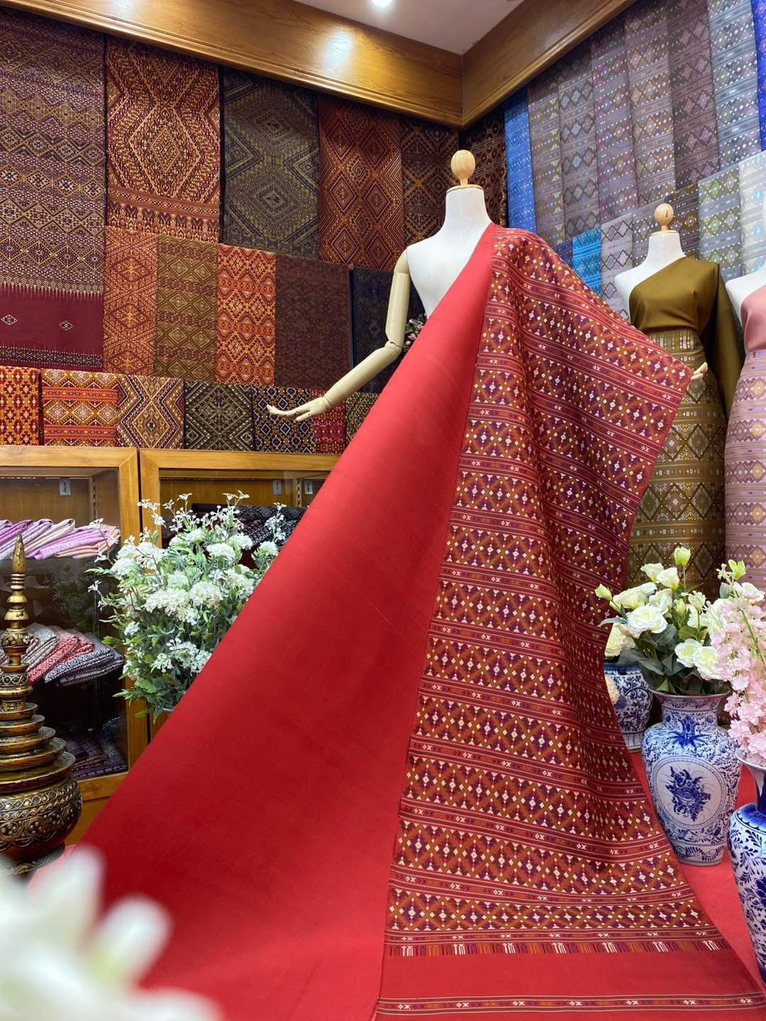 (ผ้าชุด)ไหมแพรวา ตัดชุดลายจกเกาะ ขนาด 63x500ซม (ลาย 2.3เมตร+สีพื้น 2.7เมตร) พื้นสีแดงสด รหัส P10-BM-1209682