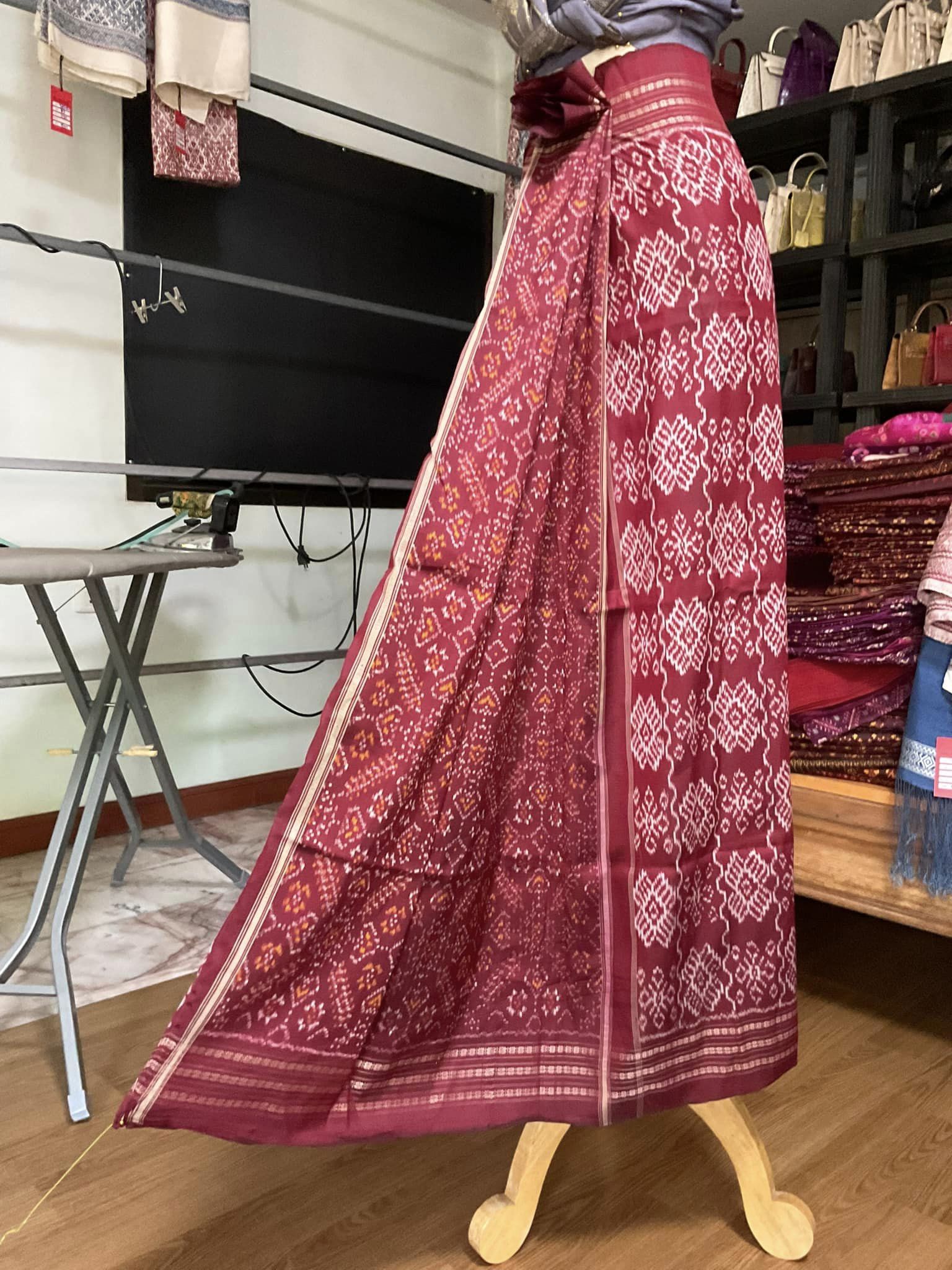 ซิ่น ผ้าปาโตล่า ไหมแท้ ขนาด 115x190ซม. พื้นสีแดง รหัส N9-SIL-1125674