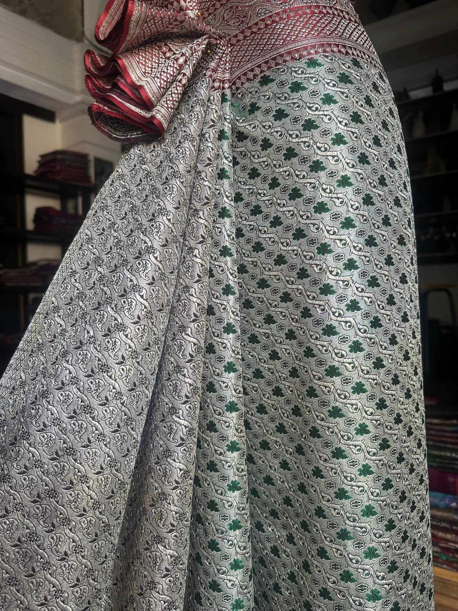 ซิ่น ผ้าปาโตล่ายกเงิน เส้นยืนไหมแท้ ขนาด 108x220ซม มีหน้านาง พื้นสีส้ม-เขียว รหัส N9-SIL0523661