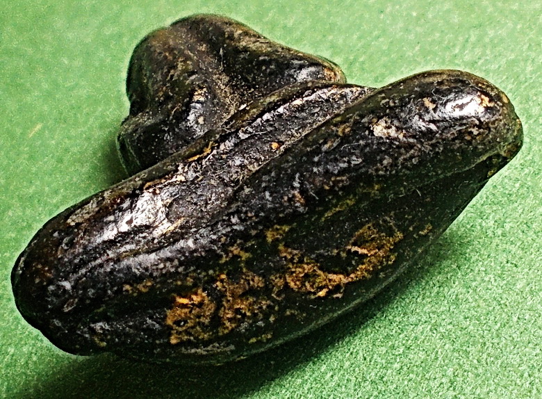 พระปิดตาเข่ากว้าง สายใต้