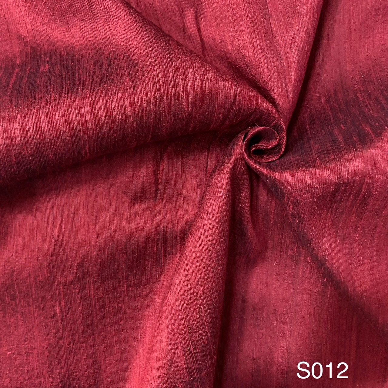 ผ้าไหมสีพื้น ไหมลืบเนื้อหยาบนุ่ม ไหมแท้มีขี้ไหม สีแดง ขายตามความยาวหลา รหัส D-AA-S012