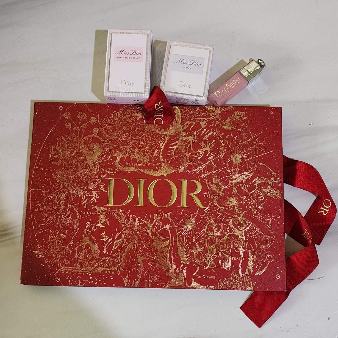 น้ำหอมจิ๋วมินิ Dior SET Mini 1ชุด มี 4 ชิ้น ในชุดประกอบด้วย Paper bag - Miss Dior parfum 5ml - Miss Dior blooming bouquet 5ml - addict lip maximizer #001PINK 2ml