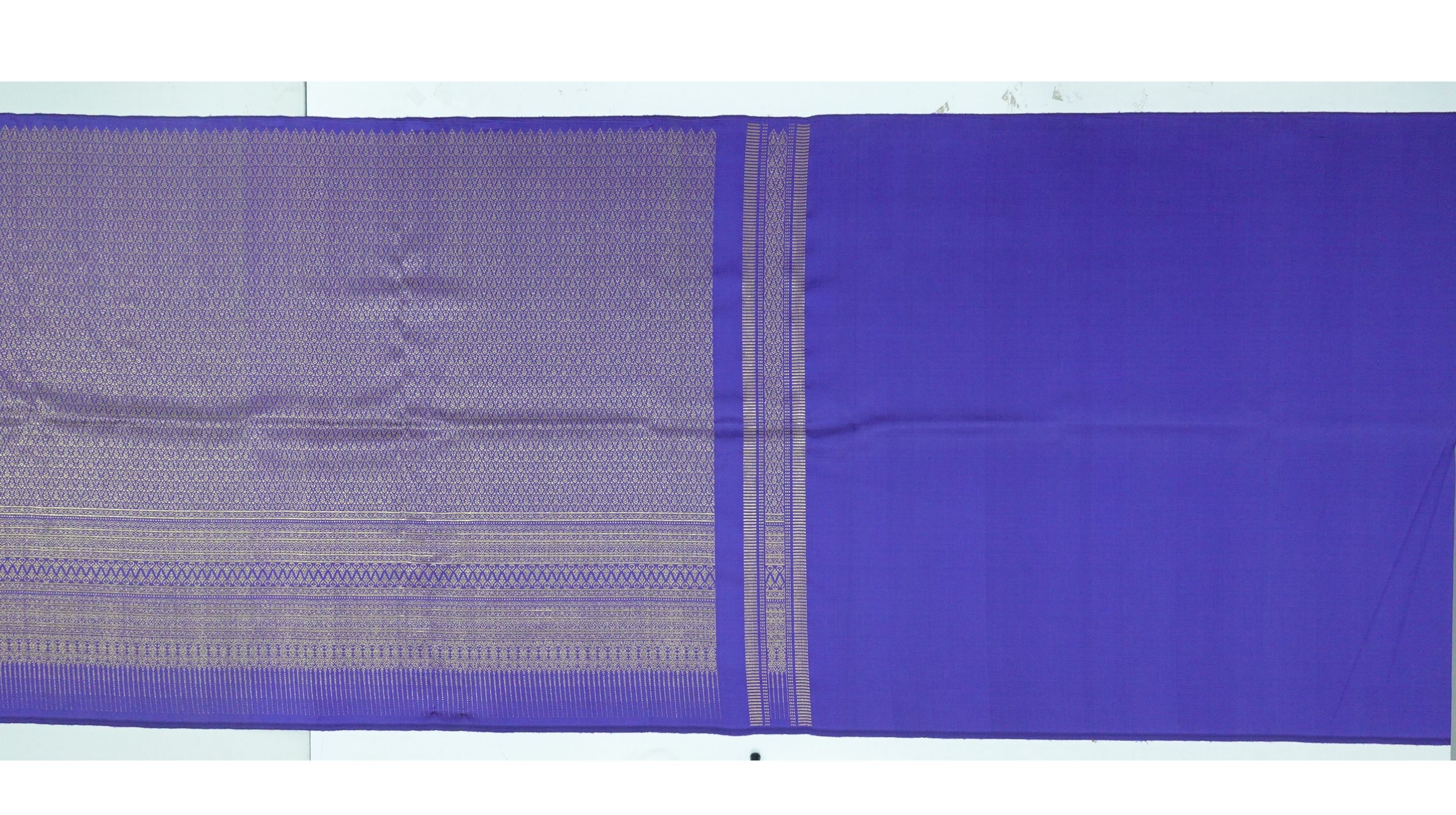 (ผ้าชุด)ไหมยกดอกสุรินทร์ ขนาด 1x4เมตร (ลาย 2เมตร+สีพื้น 2เมตร) พื้นสีม่วงน้ำเงินเข้ม รหัส N10-ME-66-0822677