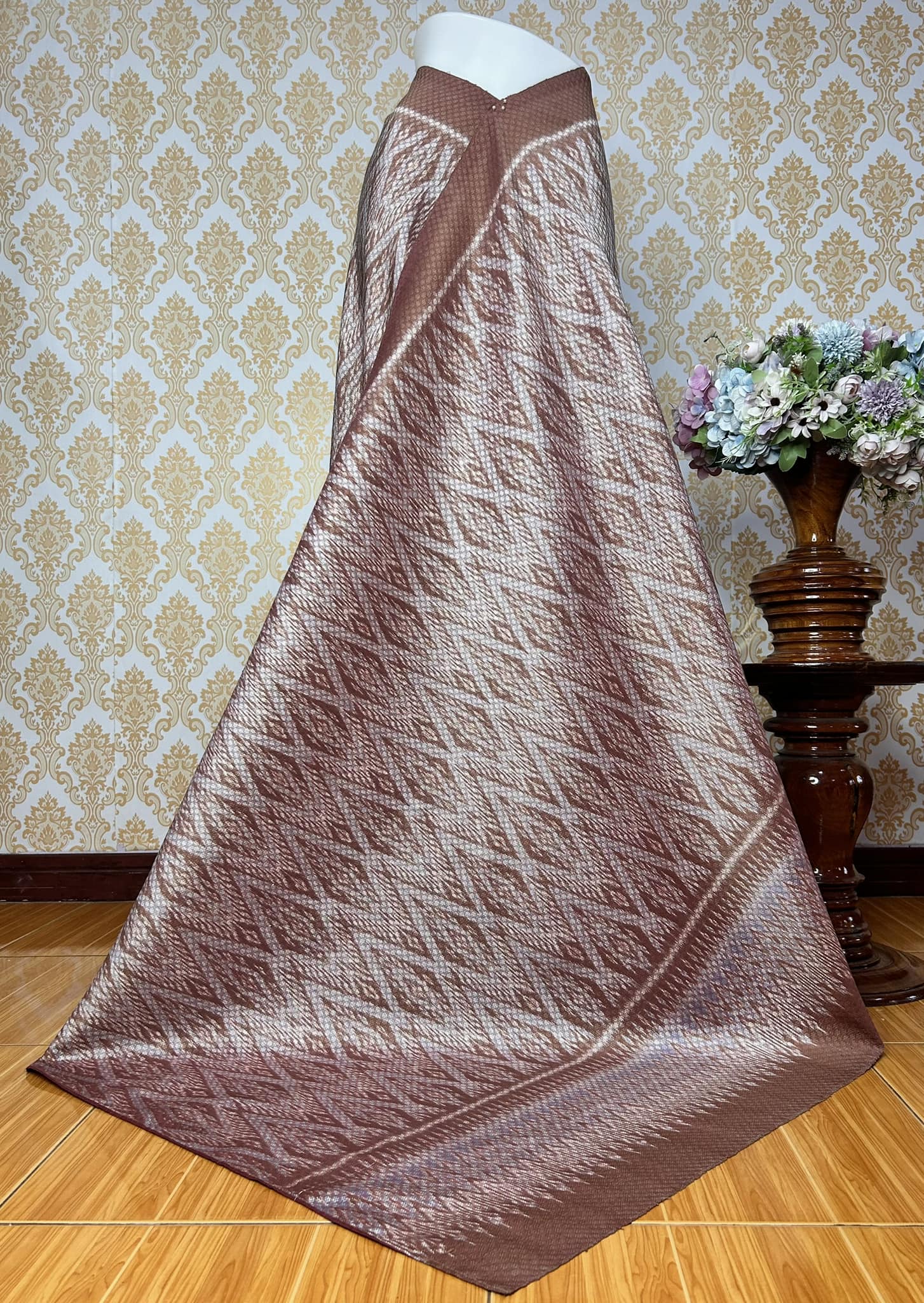 ซิ่น ผ้าไหมมัดหมี่ ทอยกดอก สีธรรมชาติ ขนาด1x2เมตร ลายระย้ากษัตริย์ พื้นสีน้ำตาล รหัส L1-KN-092568