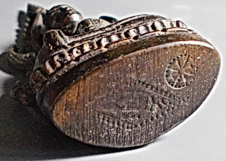 รูปหล่อพระพุทธชินราช เนื้อนวโลหะ ใต้ฐานโค๊ตอกเลา ซุ้มถอดได้ ขนาดห้อยบูชา